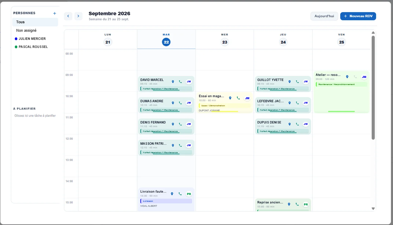 Agenda partagé : vue semaine avec les rendez-vous de deux techniciens, chacun portant le client, la durée, le type d'intervention et les raccourcis de contact.
